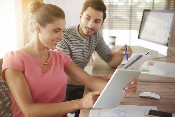 Man and woman working in the office — Stock Photo, Image