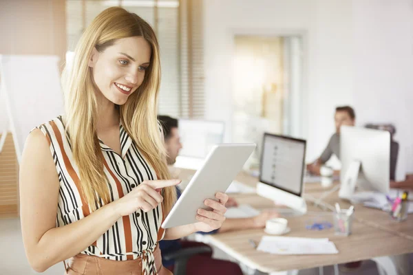 Mujer y sus colegas — Foto de Stock