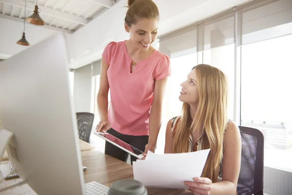 Two women discussing on important issues — Stock Photo, Image