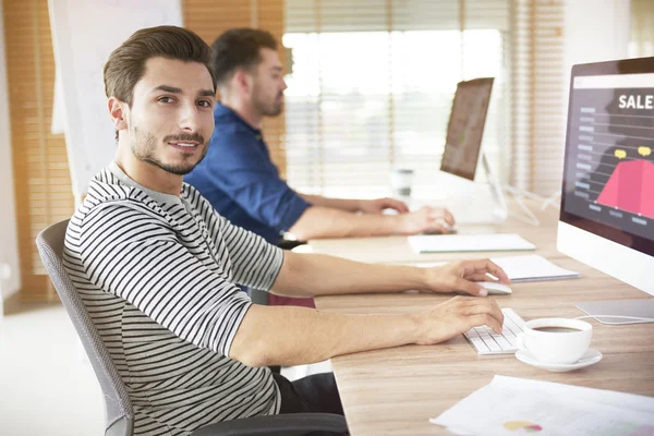 Office worker looking at camera — Stock Photo, Image