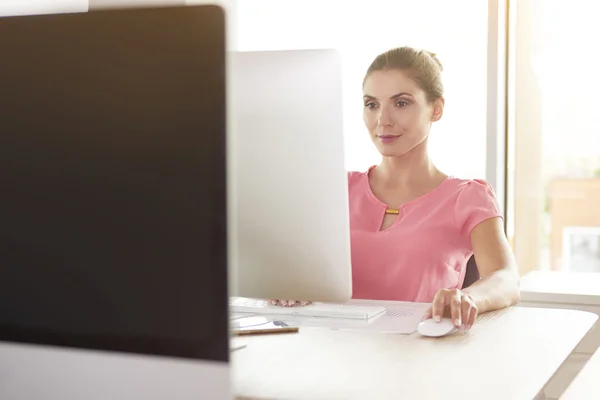 Jovem mulher na frente da tela do computador — Fotografia de Stock