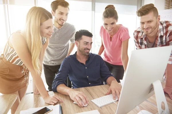 Consulta em torno da mesa do colega — Fotografia de Stock