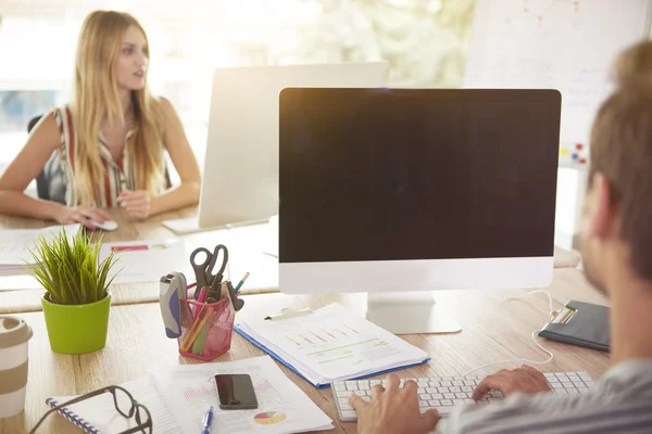 Modernes Büro und junge Leute — Stockfoto