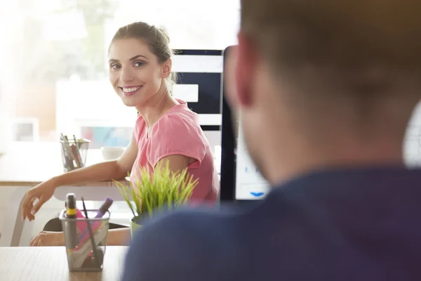 Frau wendet sich an ihre Freundin — Stockfoto