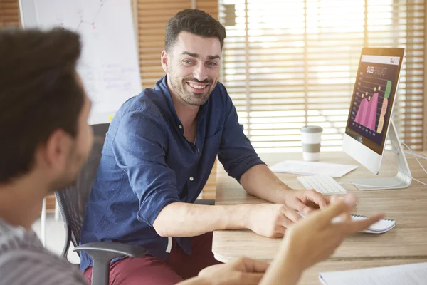 Fröhliche Männer, die über Arbeit reden — Stockfoto