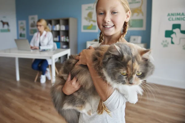 Menina ajudando veterinário na clínica — Fotografia de Stock