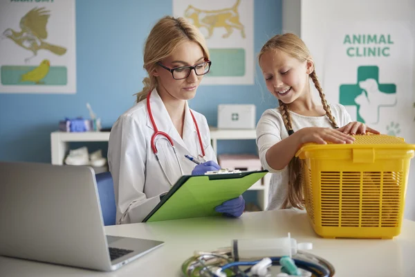 Mädchen hilft Tierärztin in Klinik — Stockfoto