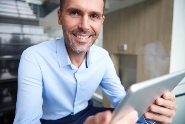 Homme d'affaires travaillant dans un bureau moderne — Photo