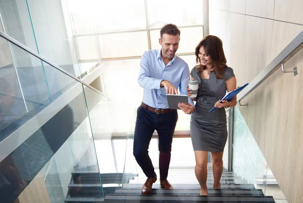 Geschäftspartner im modernen Büro — Stockfoto