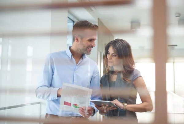 Geschäftspartner im modernen Büro — Stockfoto