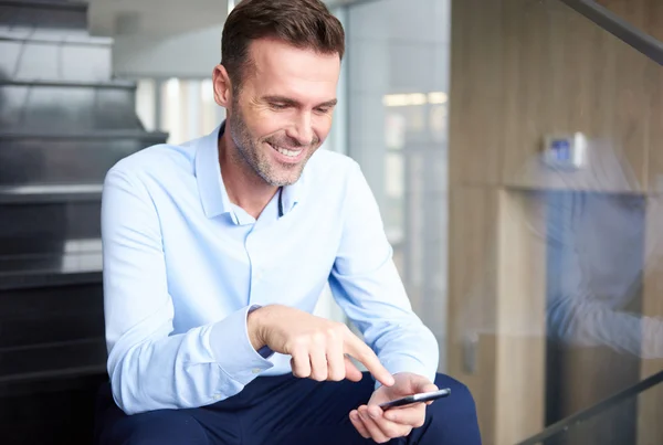 Uomo d'affari che lavora in ufficio moderno — Foto Stock