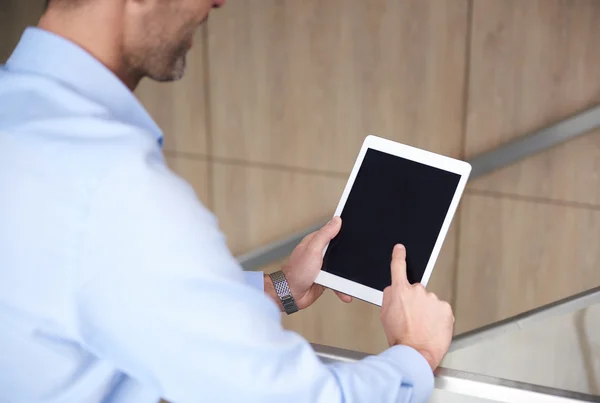 Hombre de negocios que trabaja en la oficina moderna — Foto de Stock