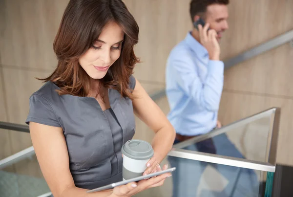 Partenaires commerciaux dans un bureau moderne — Photo