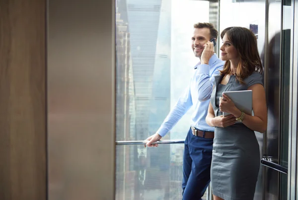 Socios comerciales en oficinas modernas — Foto de Stock