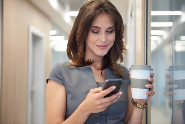 Femme d'affaires travaillant dans un bureau moderne — Photo