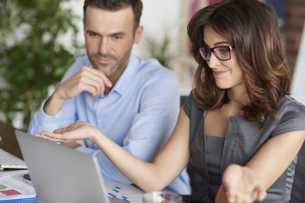 Socios comerciales en oficinas modernas — Foto de Stock