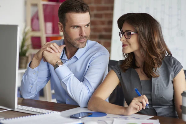 Socios comerciales en oficinas modernas — Foto de Stock