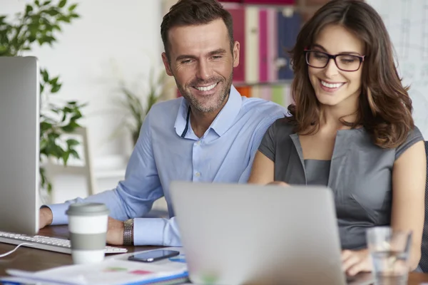 Socios comerciales en oficinas modernas — Foto de Stock