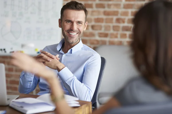 Homme d'affaires travaillant dans un bureau moderne — Photo