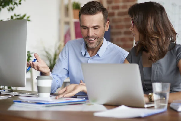 Socios comerciales en oficinas modernas — Foto de Stock