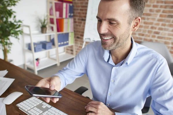 Affärsman som arbetar på modernt kontor — Stockfoto