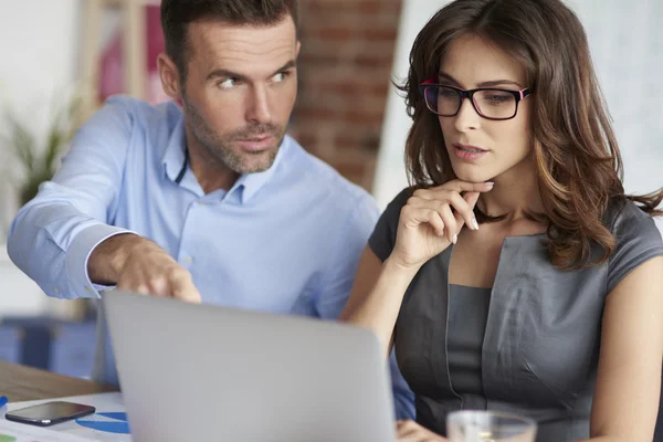 Socios comerciales en oficinas modernas — Foto de Stock