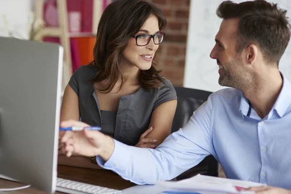 Partenaires commerciaux dans un bureau moderne — Photo