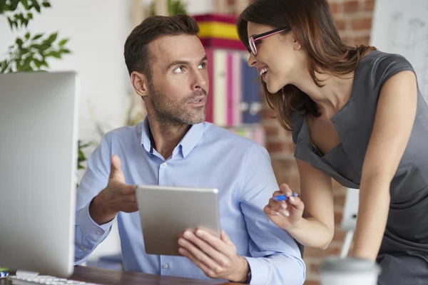 Socios comerciales en oficinas modernas — Foto de Stock