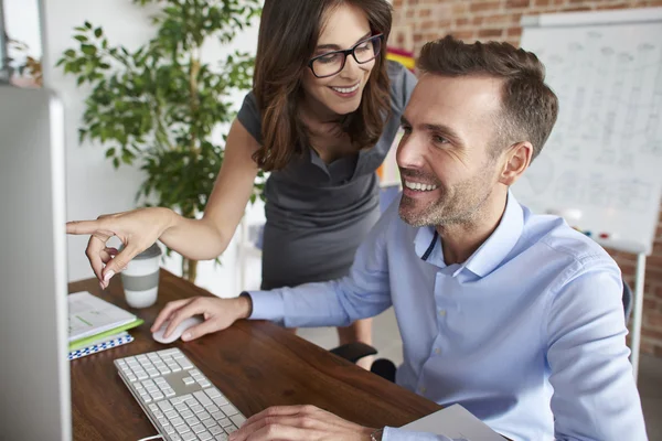 Partenaires commerciaux dans un bureau moderne — Photo