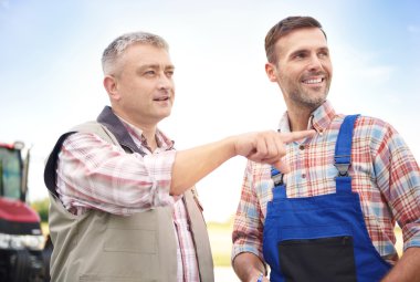 Seyir ve uzağa işaret eden çiftçiler