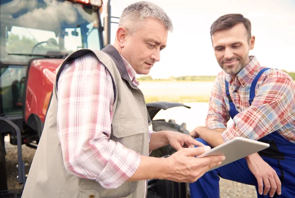 Dois agricultores Usando a tecnologia — Fotografia de Stock