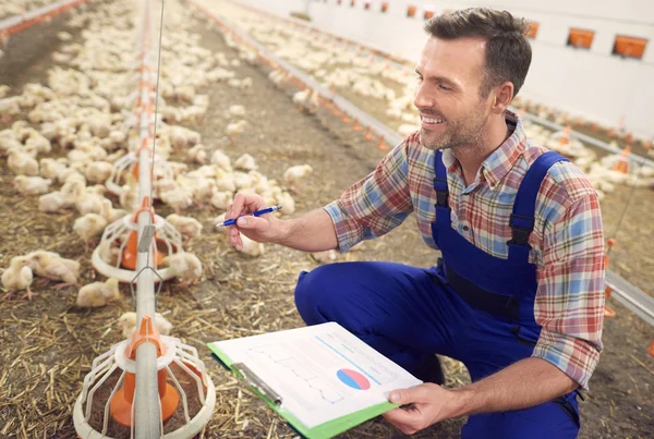 L'agricoltore controlla alcuni parametri tecnici — Foto Stock