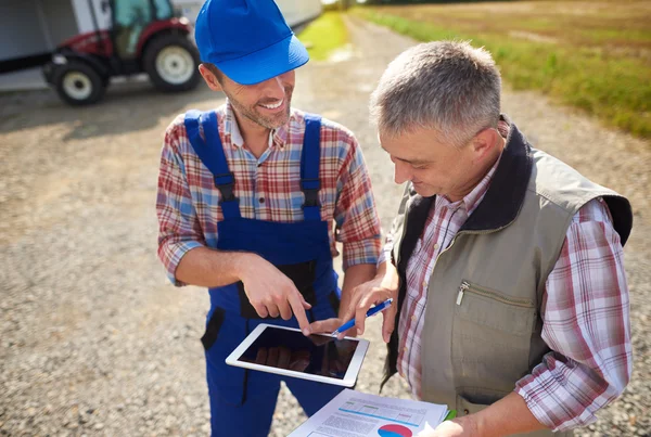 Modern farmers with digital tablet — Stock Photo, Image