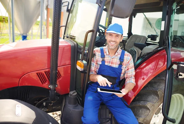 Dijital tablet kullanarak çiftçi — Stok fotoğraf