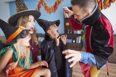 Cadılar Bayramı partisinde eğlenmek aile 