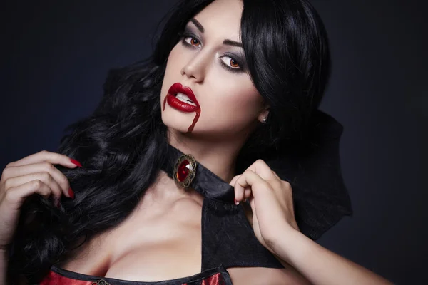 Magische vrouw vampier met bloed op lippen — Stockfoto
