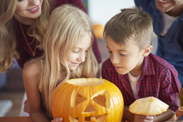 Tillbringa Halloween med hela familjen — Stockfoto