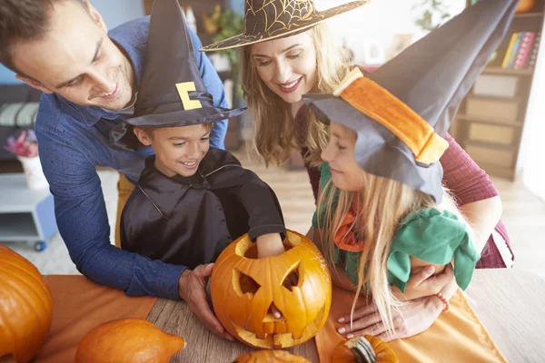 Rodina baví na halloween party — Stock fotografie
