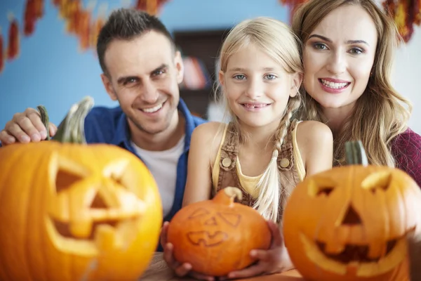Passar o Halloween com a família amorosa — Fotografia de Stock