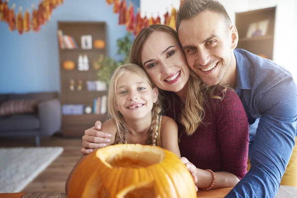 Passar o Halloween com a família amorosa — Fotografia de Stock