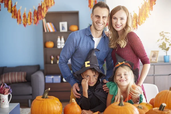 Família se divertindo na festa de Halloween — Fotografia de Stock