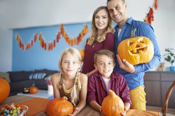 Familjen att ha kul på halloween-fest — Stockfoto