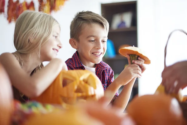 Irmãozinhos na festa de Halloween — Fotografia de Stock