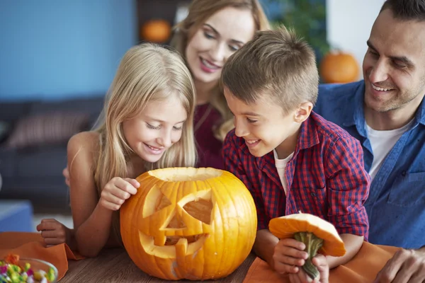 Familjen att ha kul på halloween-fest — Stockfoto