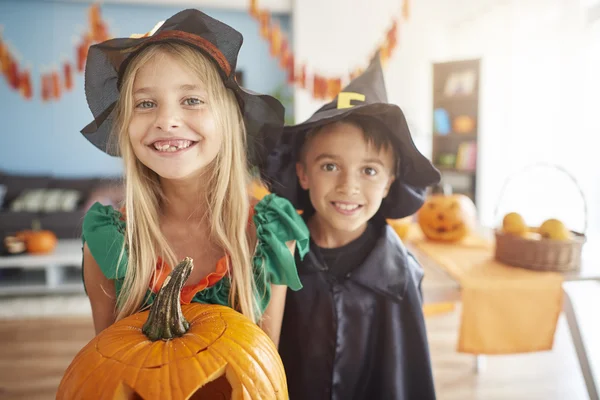 Hermano y hermana sosteniendo calabaza grande — Foto de Stock