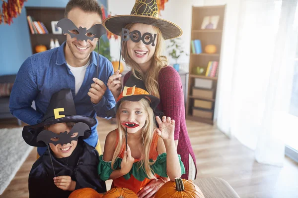 Familia divirtiéndose en la fiesta de Halloween — Foto de Stock