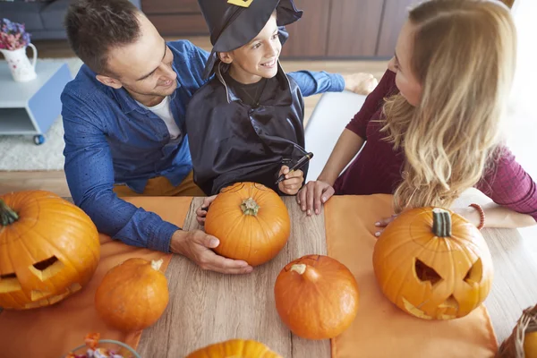 Familia durante halloween calabazas curvas — Foto de Stock