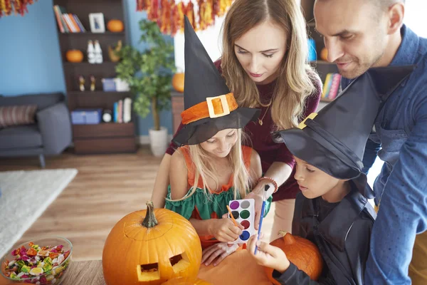 Familjen att ha kul på halloween-fest — Stockfoto