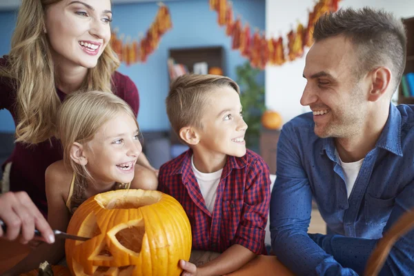 Familjen att ha kul på halloween-fest — Stockfoto