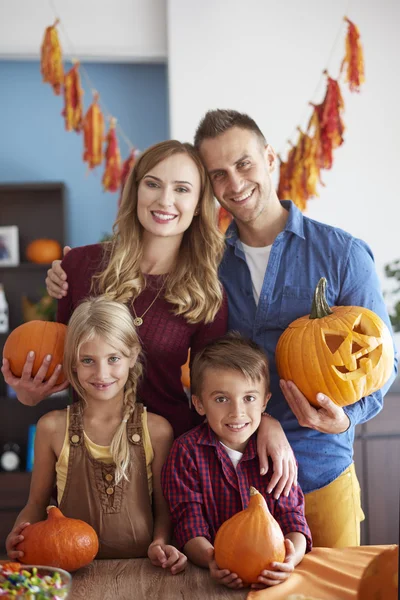 Familia divirtiéndose en la fiesta de Halloween —  Fotos de Stock